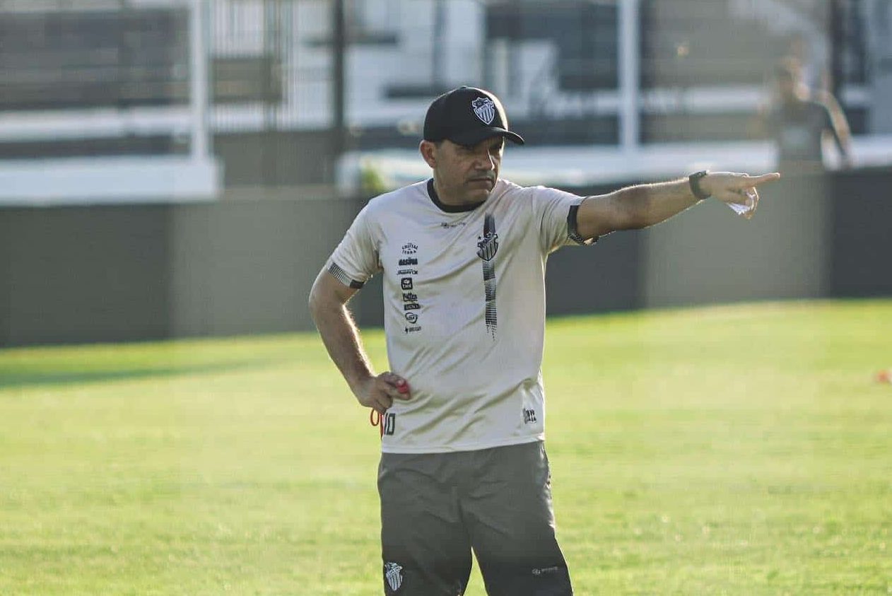 Iarley estreia como treinador do Santa Cruz em reencontro com o Internacional