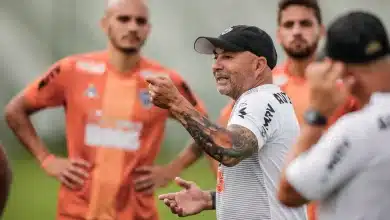 F&aacute;bio Santos &eacute; mais um a dizer que aprendeu muito com Sampaoli, o problema &eacute; que tem sempre um &lsquo;mas&rsquo; com o treinador