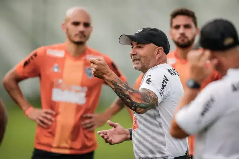 Fábio Santos é mais um a dizer que aprendeu muito com Sampaoli, o problema é que tem sempre um ‘mas’ com o treinador
