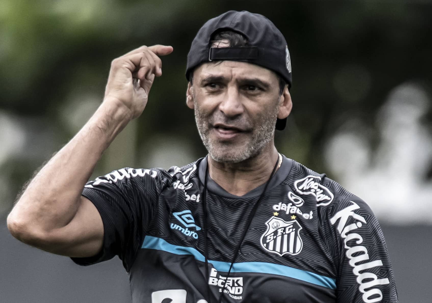 Pa&iacute;s para o envio do dinheiro vira novo impasse entre Santos e Bustos pelo fim do transfer ban