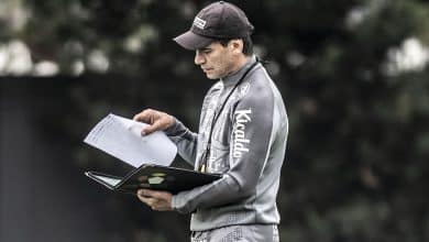 Por fim do transfer ban, Santos promete quitar d&iacute;vida com parcelas em 2024, mas Bustos segue irredut&iacute;vel