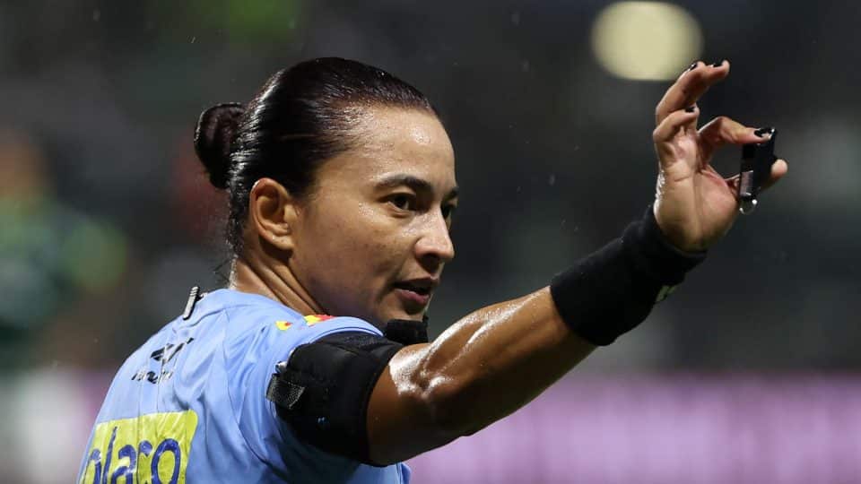 ‘A arbitragem diz muito sobre como a gente trata a mulher no futebol’