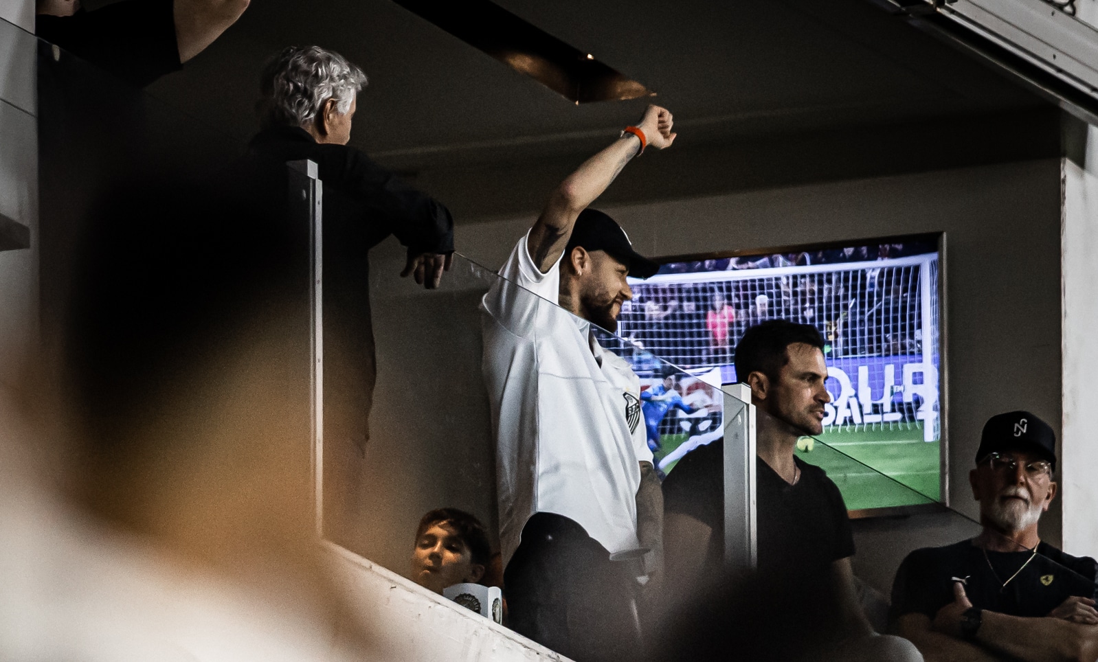 Cl&aacute;ssico entre Santos e Corinthians deve ter a ilustre presen&ccedil;a de Neymar na torcida