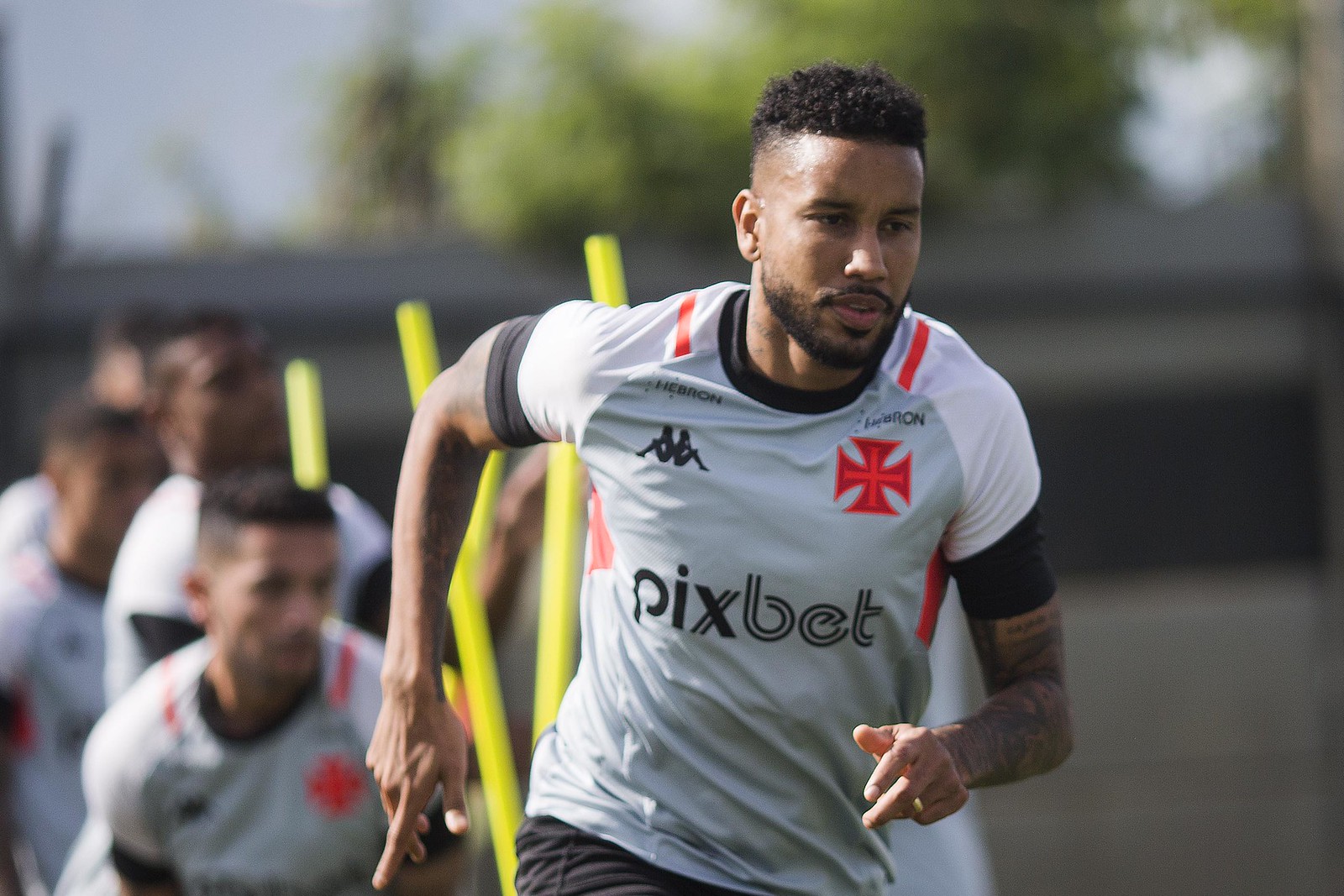 Ap&oacute;s o Vasco perder Paulinho, volante Jair sofre a mesma les&atilde;o e dificilmente volta a atuar em 2024