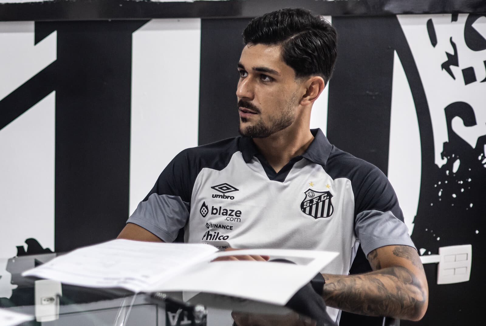 Op&ccedil;&atilde;o de compra, compensa&ccedil;&atilde;o financeira e sal&aacute;rios: entenda o neg&oacute;cio entre Santos e Estoril por Jo&atilde;o Basso