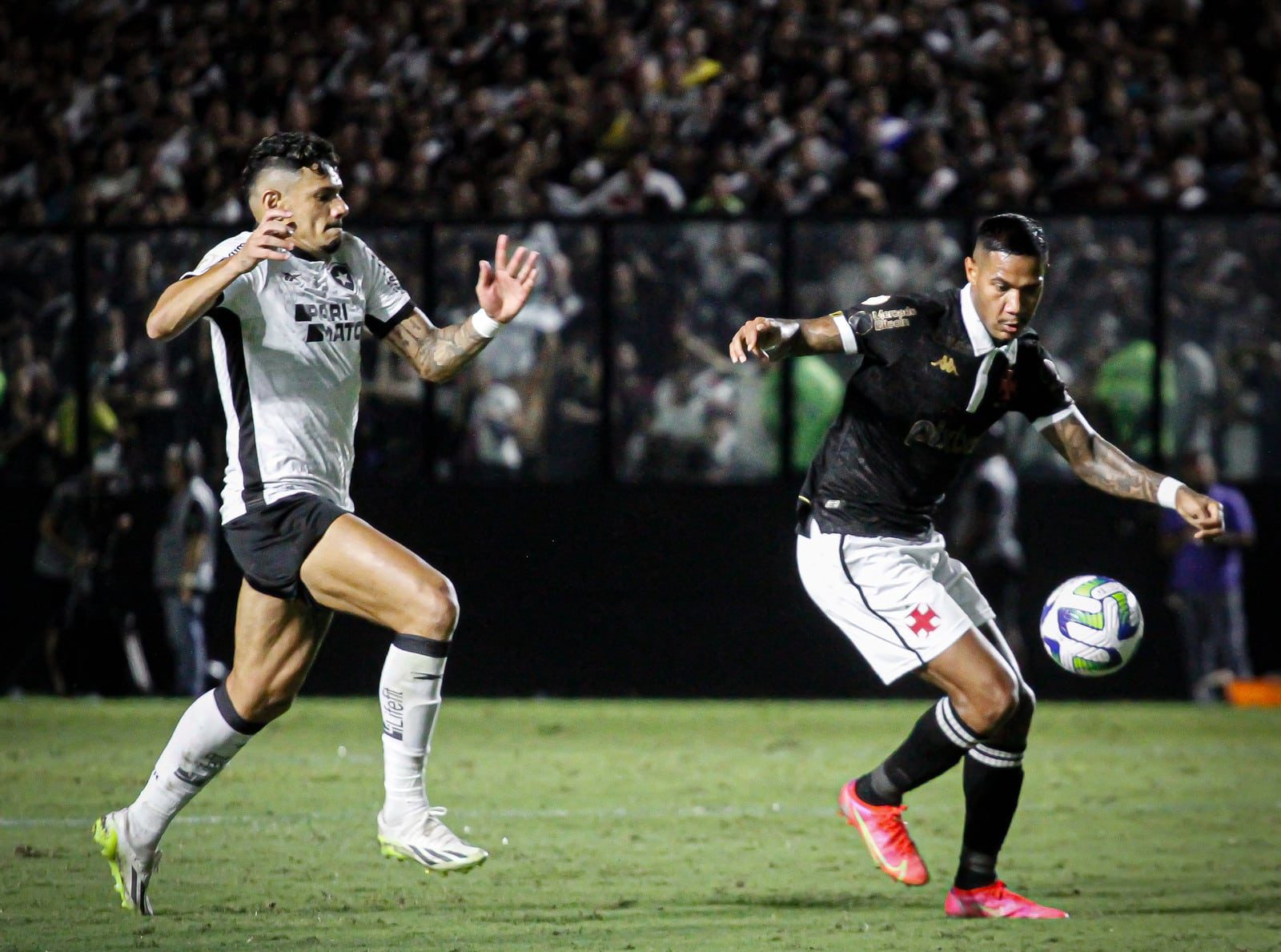 Botafogo e Vasco com alerta ligado: Cl&aacute;ssicos podem definir classifica&ccedil;&atilde;o na reta final do Carioca