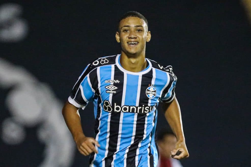 &lsquo;Eu jogo por ela&rsquo;: ao despontar no profissional do Gr&ecirc;mio, Gustavo Nunes abre cora&ccedil;&atilde;o e fala sobre perda da m&atilde;e