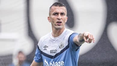 Satisfeito com o in&iacute;cio no Santos, Jo&atilde;o Schmidt elogia Diego Pituca e detona uso de gramados sint&eacute;ticos