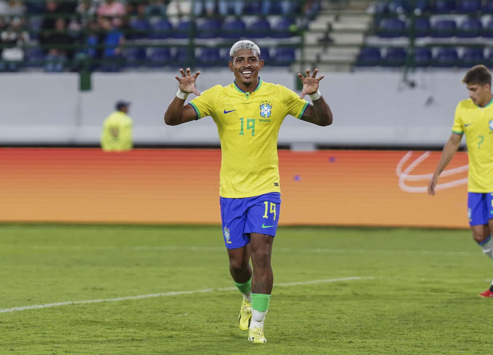 John Kennedy volta, e Fluminense ter&aacute; que encarar &lsquo;problema&rsquo; para encaix&aacute;-lo