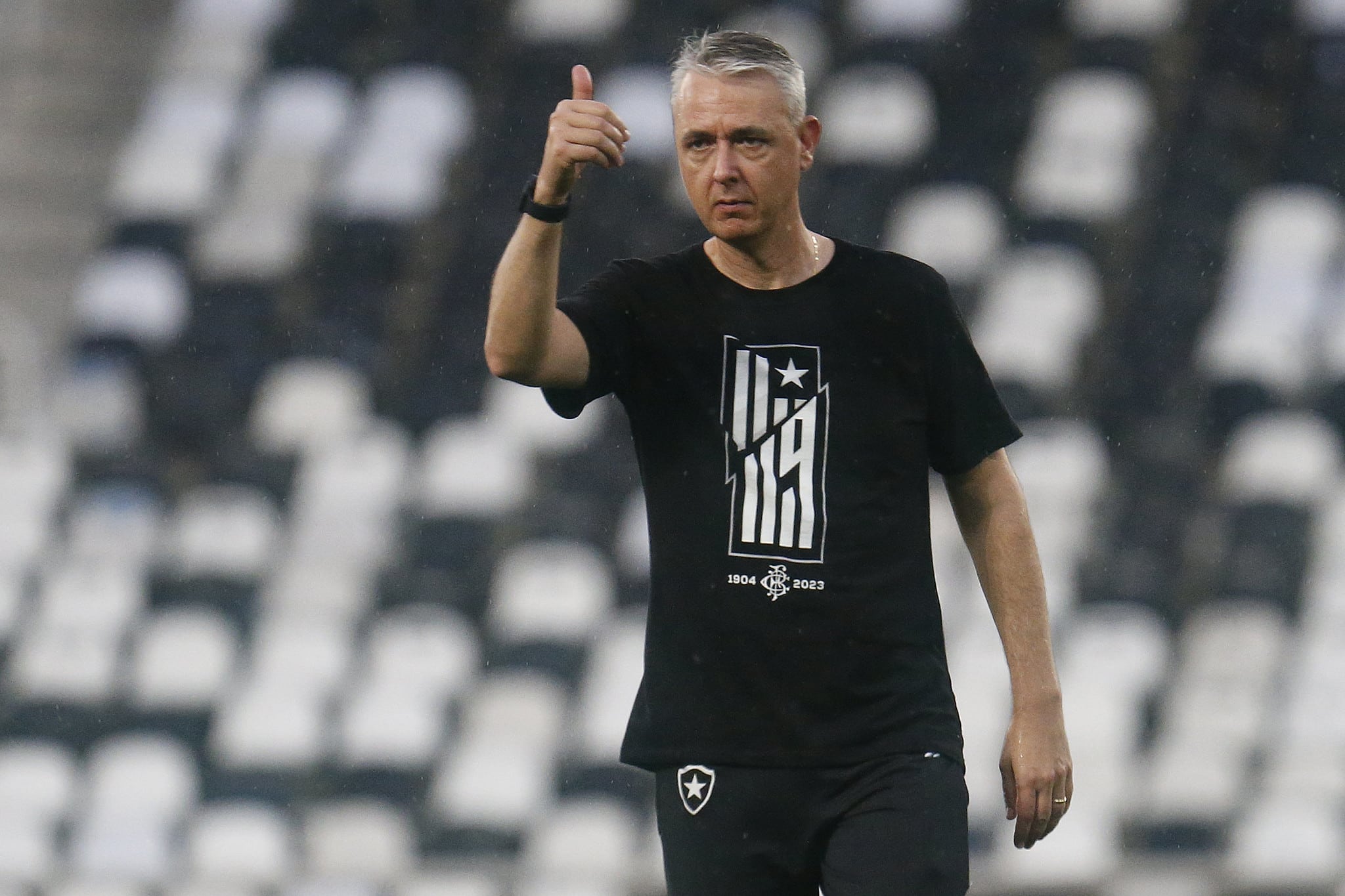 Tiago Nunes exp&otilde;e que jogadores do Botafogo pediram &lsquo;sequ&ecirc;ncia fora&rsquo; do time por carga emocional de 2023
