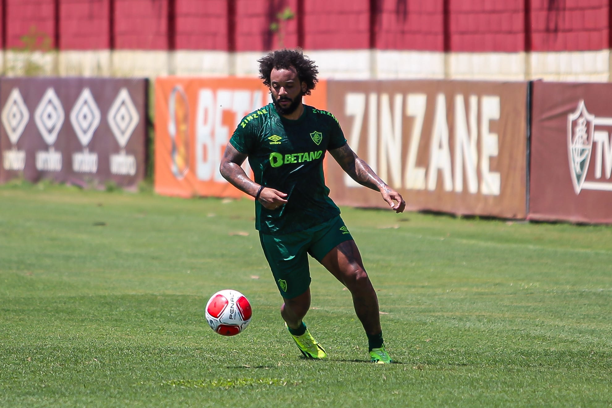 Marcelo faz treino de transi&ccedil;&atilde;o com bola e tem chances de jogar Recopa