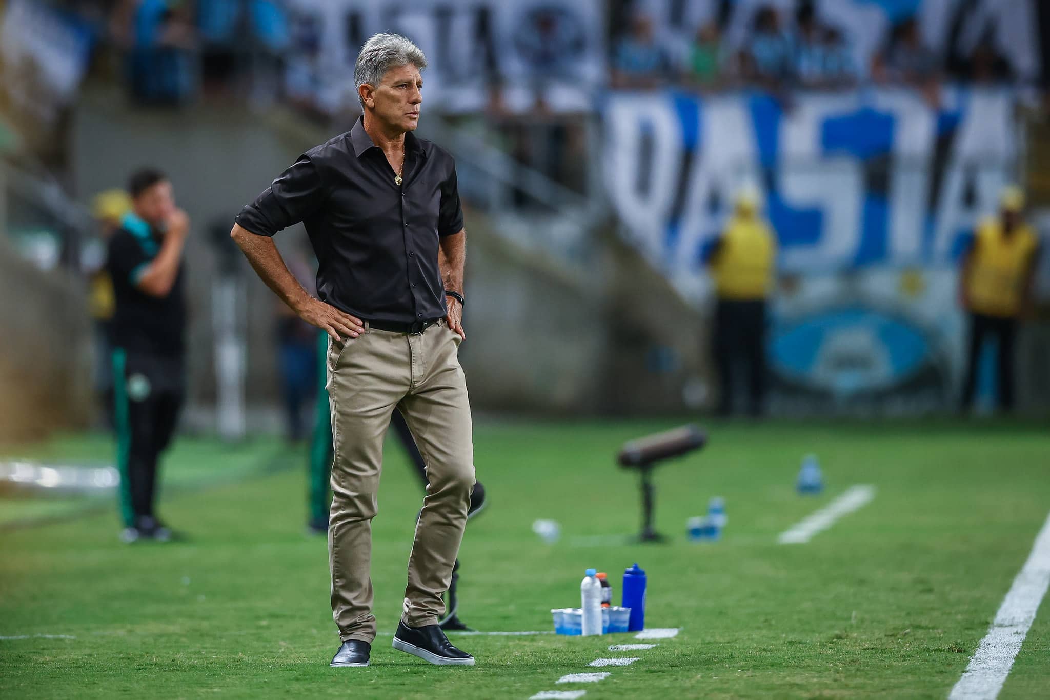 Renato faz de tudo para defender um Gr&ecirc;mio que preocupa, mesmo com a lideran&ccedil;a do Gauch&atilde;o