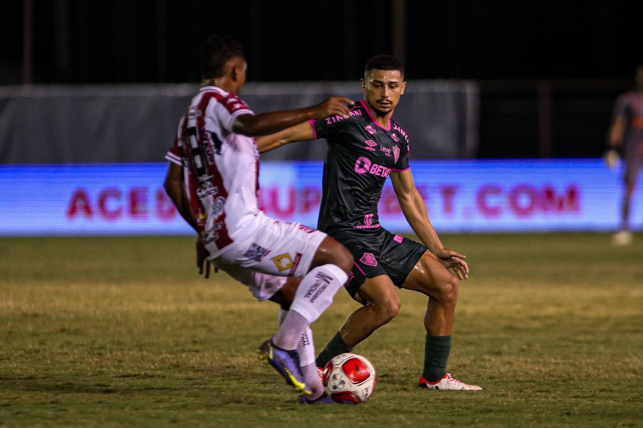 Andr&eacute; se desdobrou em campo, e com a faixa de capit&atilde;o no bra&ccedil;o, teve grande atua&ccedil;&atilde;o pelo Fluminense - Foto: Marcelo Gon&ccedil;alves/Fluminense FC