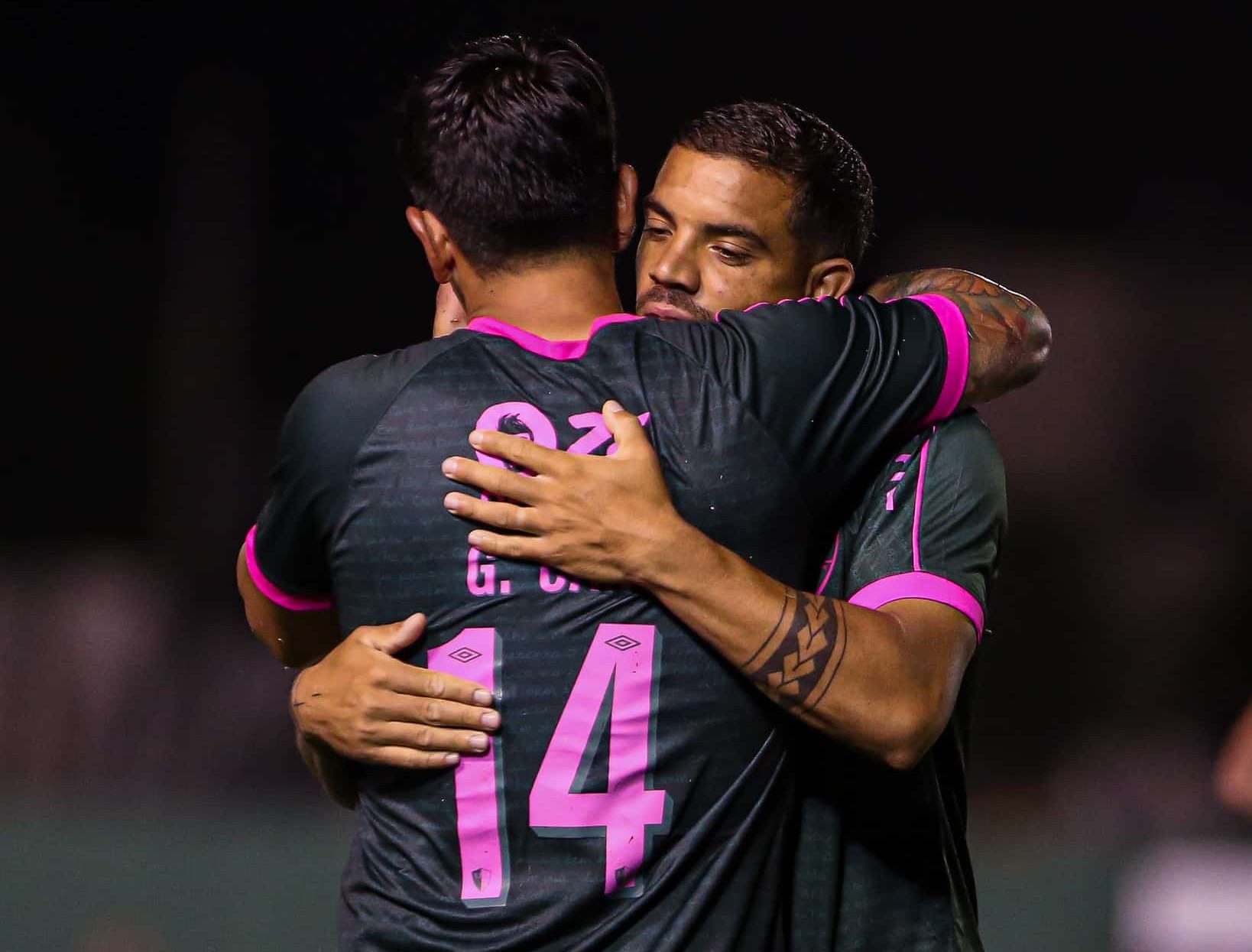 Cano abra&ccedil;a Terans ap&oacute;s seu gol: uruguaio estreou bem no Fluminense e ser&aacute; op&ccedil;&atilde;o de qualidade para Fernando Diniz - Foto: Marcelo Gon&ccedil;alves/Fluminense FC