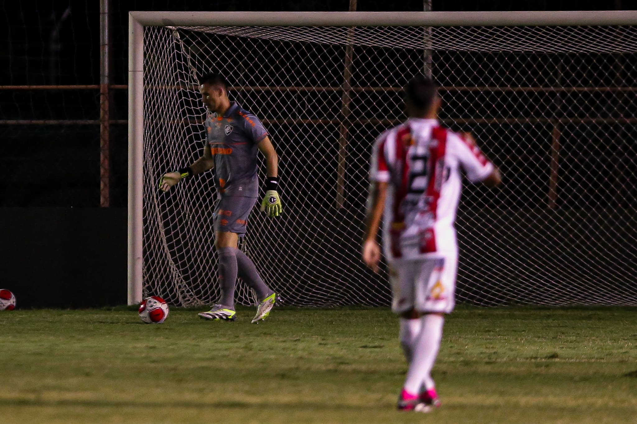 F&aacute;bio falhou com os p&eacute;s e o Bangu abriu o placar com um gola&ccedil;o sobre o Fluminense - Foto: Marcelo Gon&ccedil;alves/Fluminense FC