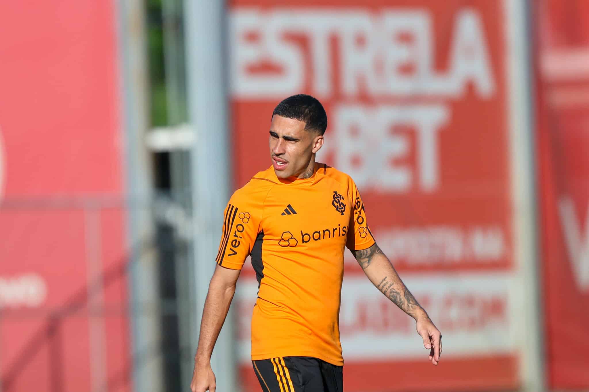 Gabriel renovou com Internacional, mas parece que Coudet se esqueceu disso