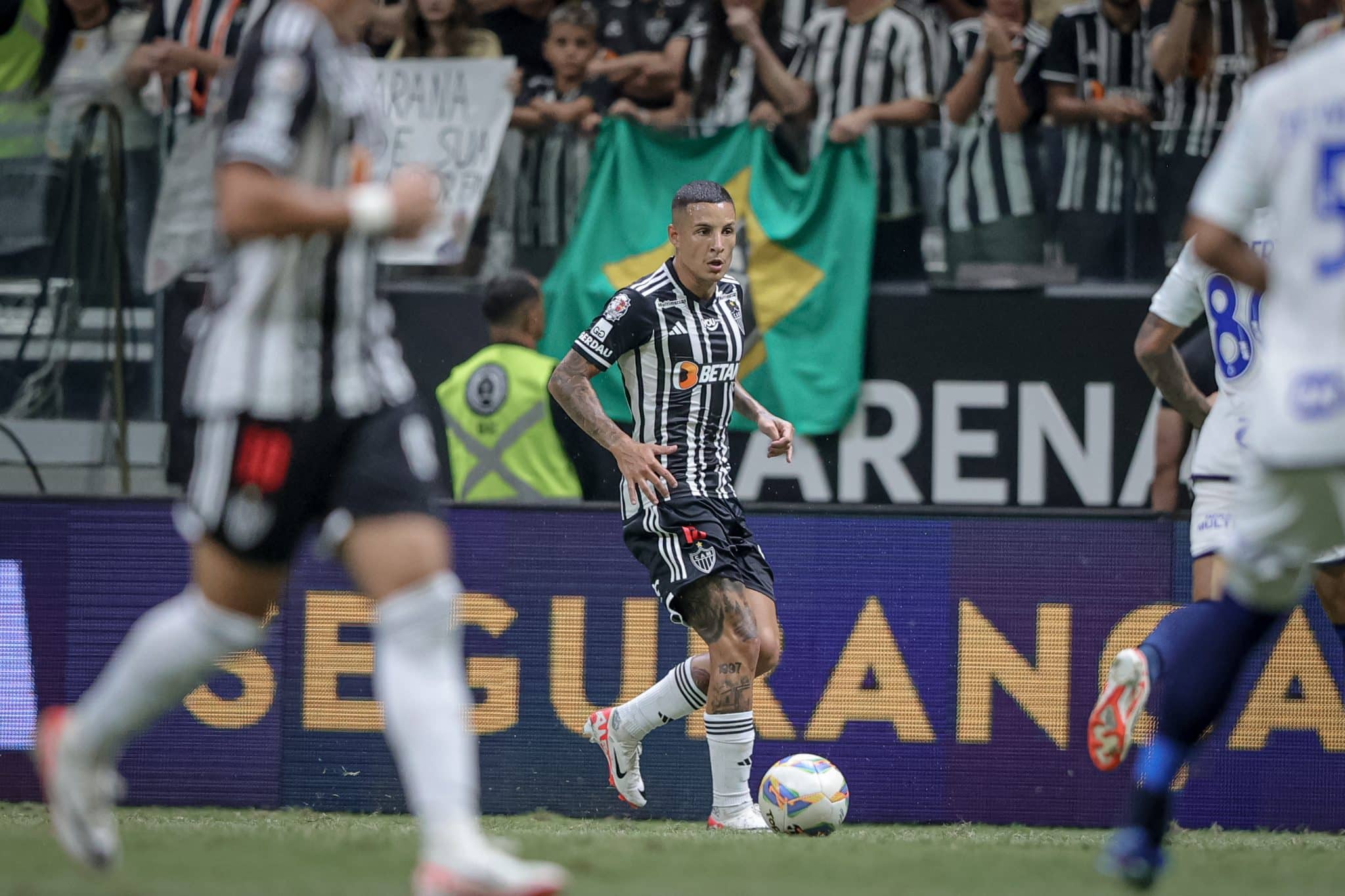 &lsquo;Mudar a postura&rsquo;: Derrota no cl&aacute;ssico reflete no vesti&aacute;rio e Arana exime Felip&atilde;o de culpa no Atl&eacute;tico-MG