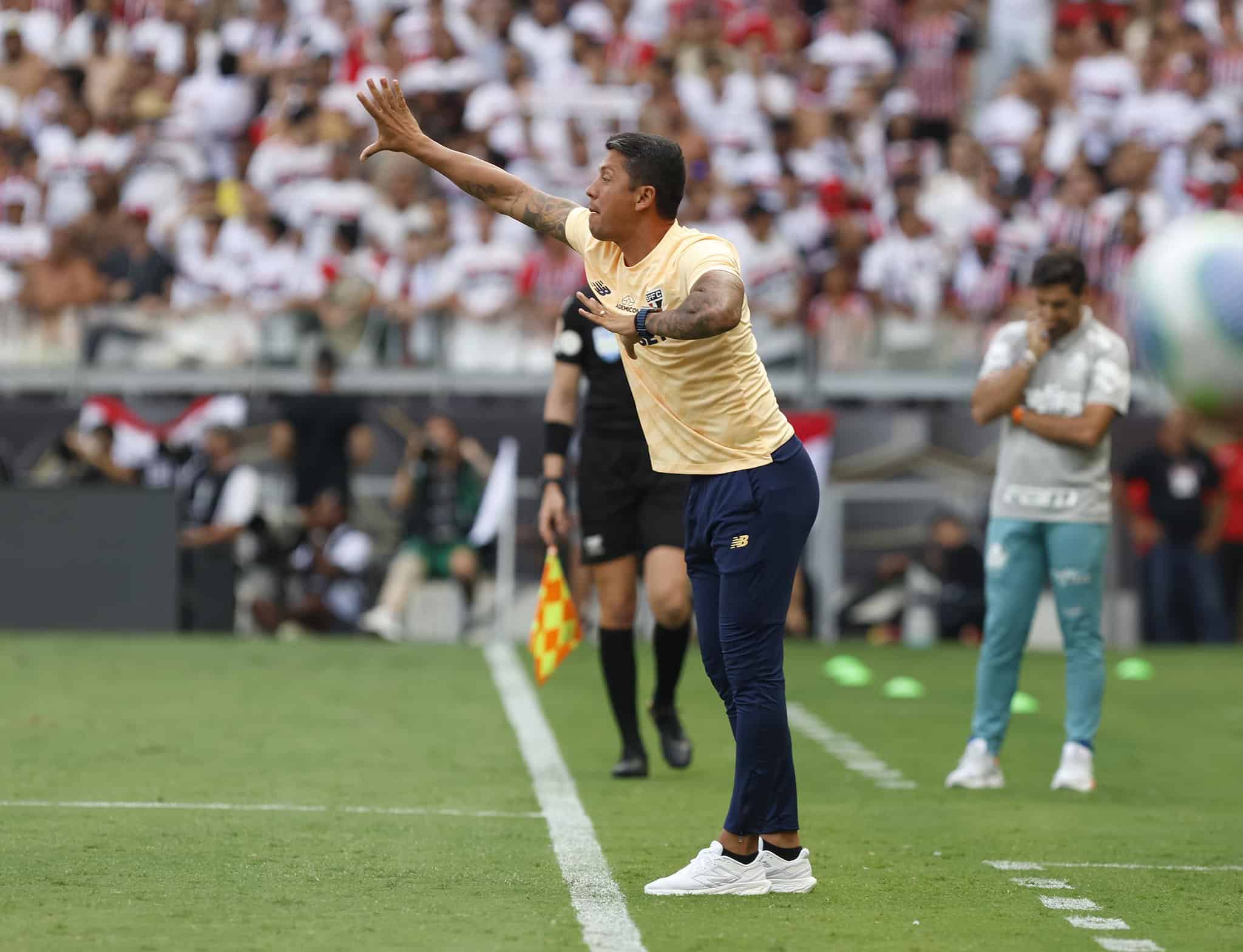 T&eacute;cnico mais novo a ser campe&atilde;o pelo S&atilde;o Paulo em 30 anos, Carpini recebe um merecido banho pelo t&iacute;tulo da Supercopa