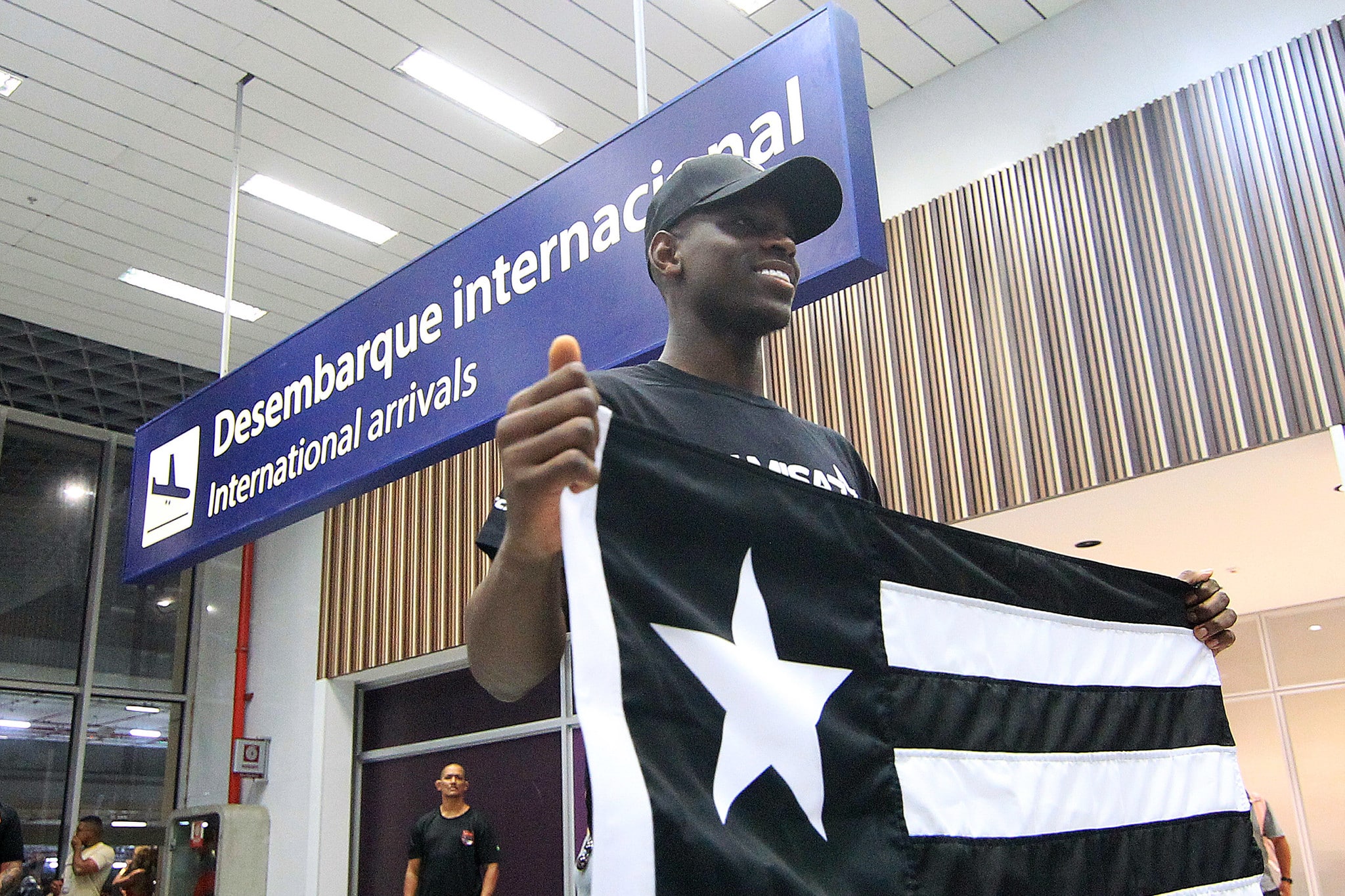 &lsquo;Ainda n&atilde;o caiu a ficha&rsquo;: jogador mais caro da hist&oacute;ria do Botafogo, Luiz Henrique diz estar pronto para estrear