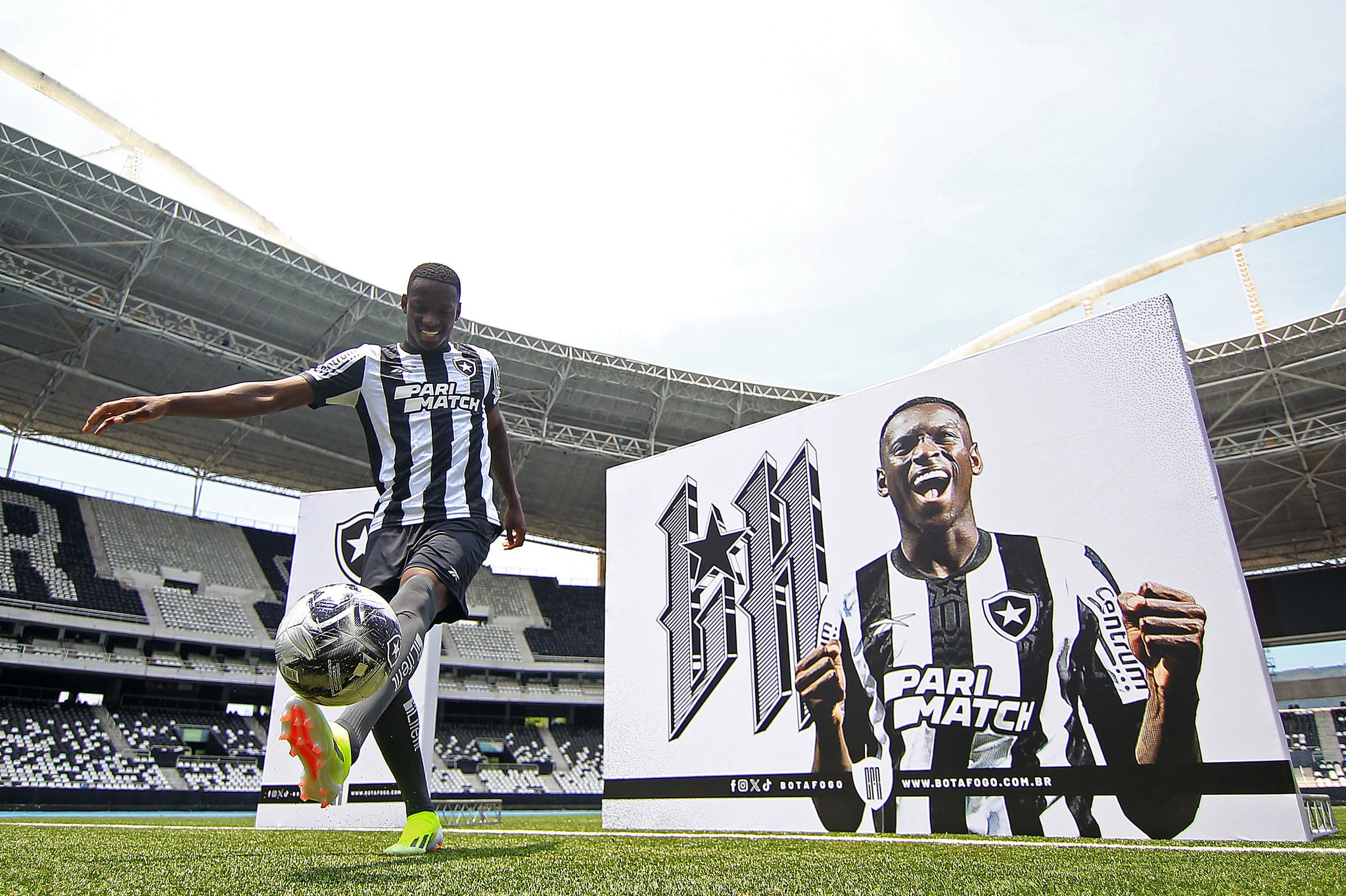 &lsquo;Era moleque que n&atilde;o sabia nada e hoje sou o jogador mais caro de todos&rsquo;: Luiz Henrique &eacute; apresentado no Botafogo, chora e emociona