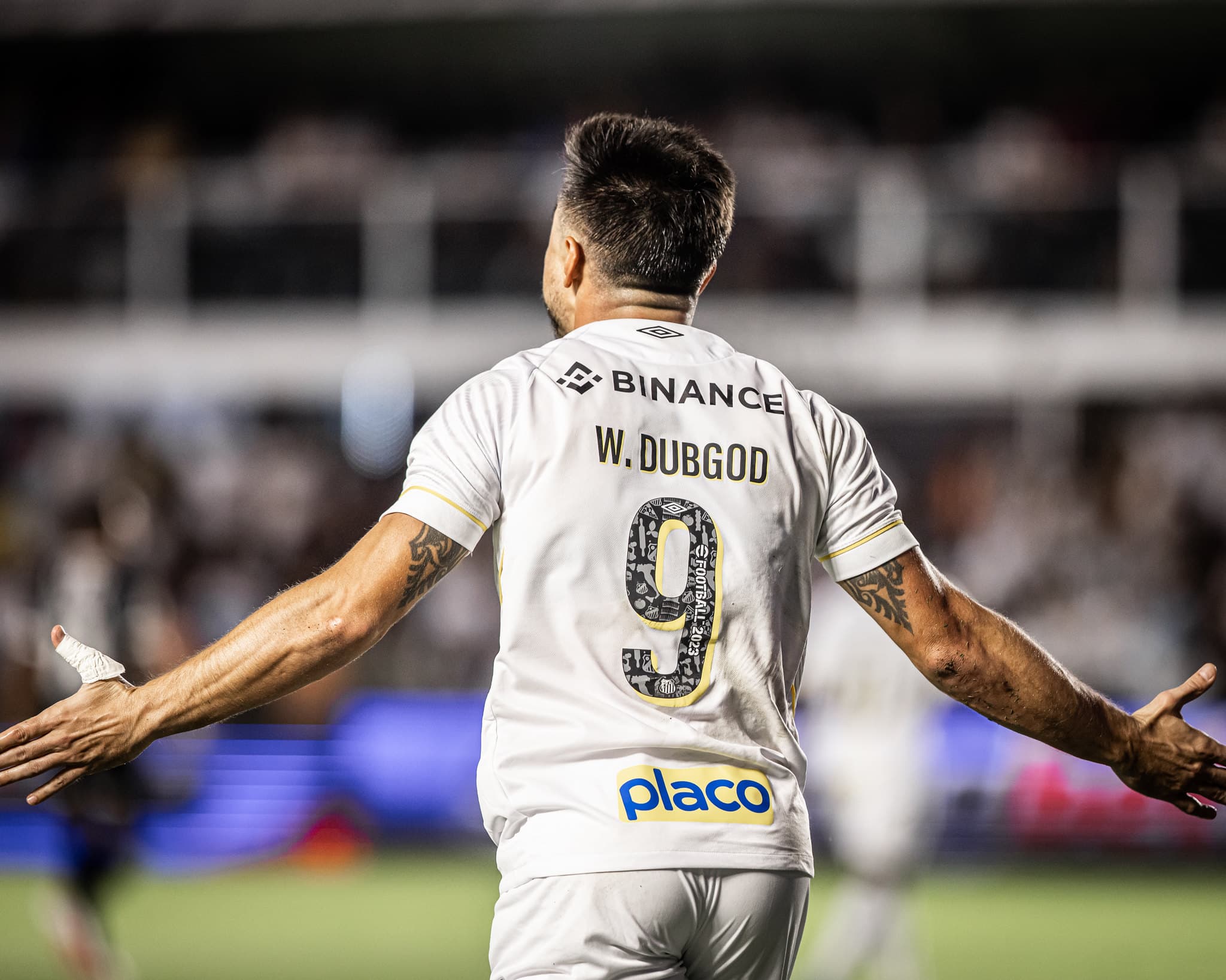 Antigo carrasco, Willian Bigode n&atilde;o tem bom in&iacute;cio no Santos e torcida aguarda oportunidade para Morelos