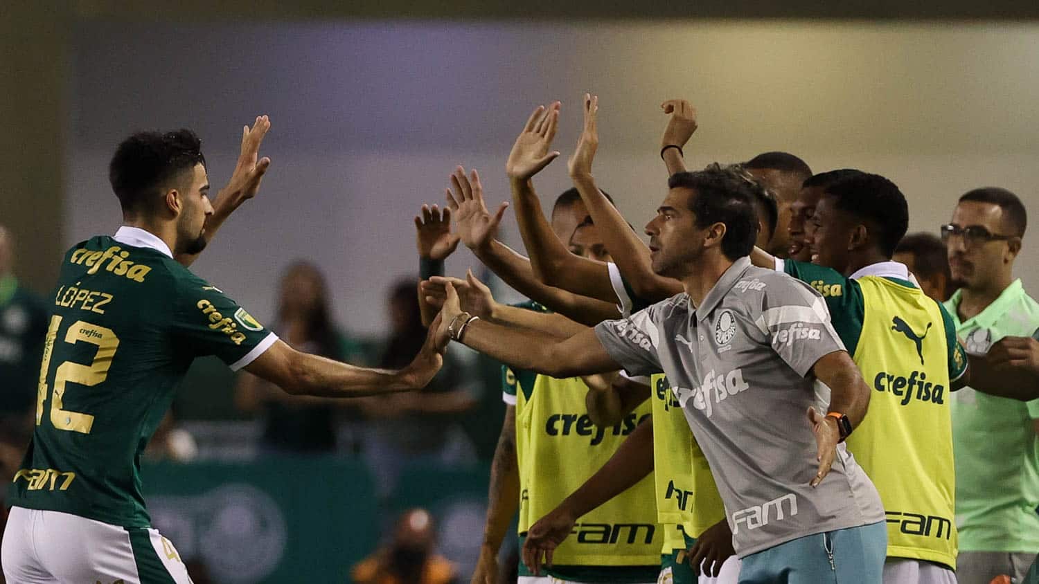 &lsquo;Nossos grandes refor&ccedil;os est&atilde;o aqui dentro&rsquo;: Abel adota morde e assopra na coletiva e confirma chegada de meia