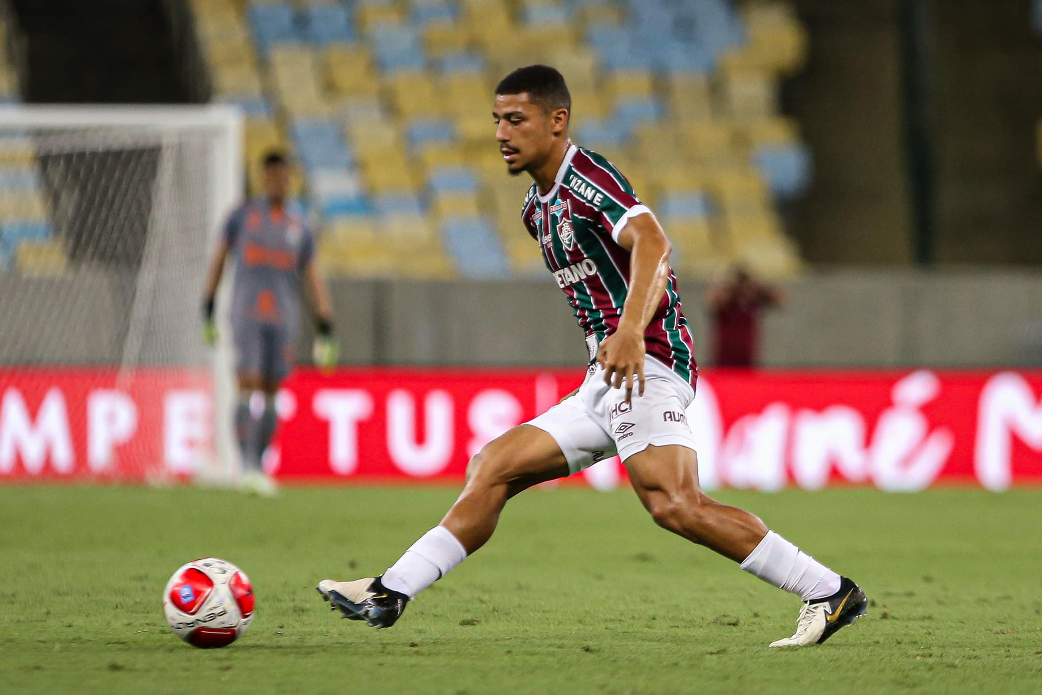 Andr&eacute; segue sendo recuado para a zaga por Fernando Diniz no Fluminense, o que pode abrir espa&ccedil;o para Renato Augusto - Foto: Marcelo Gon&ccedil;alves/Fluminense FC