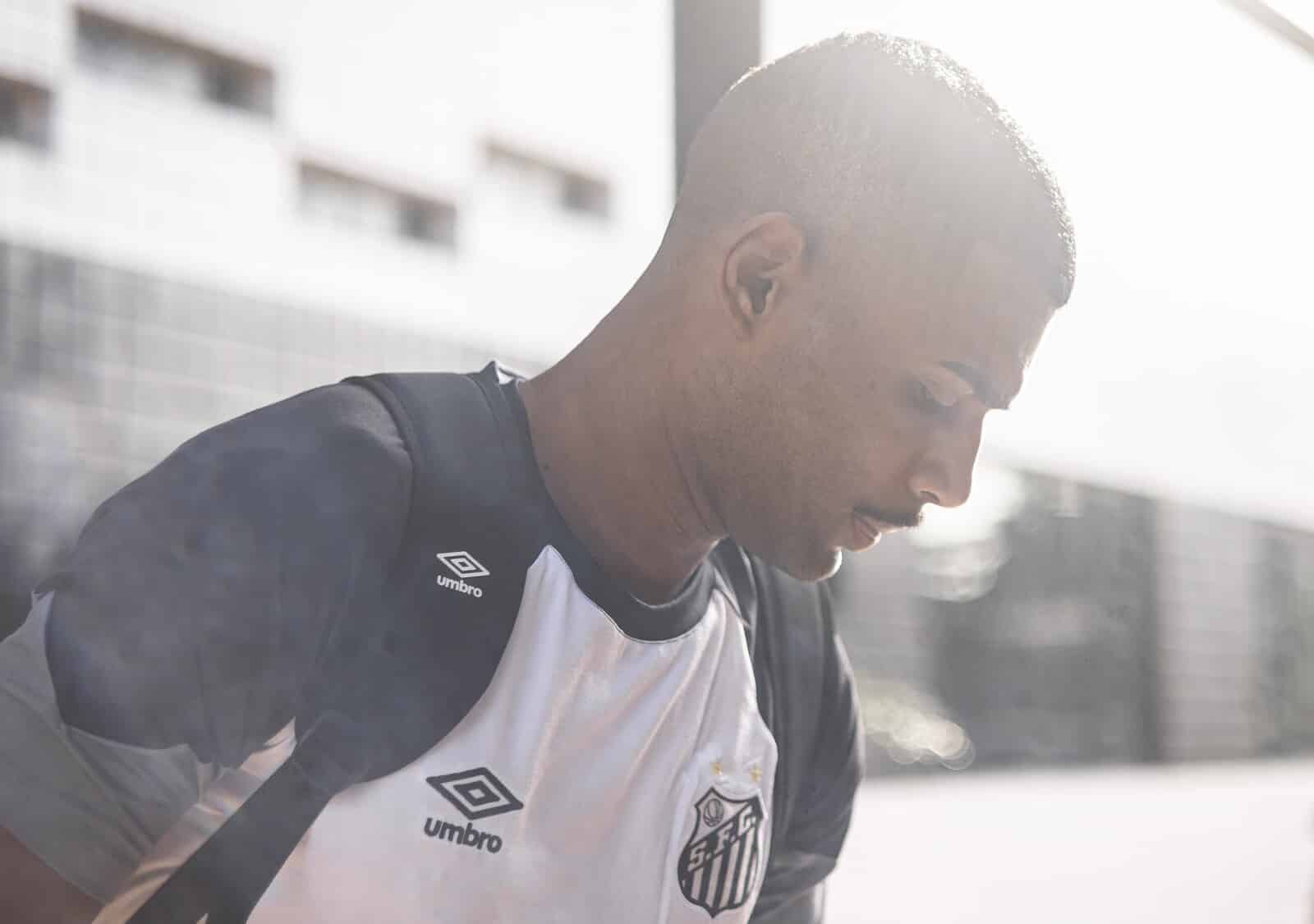&lsquo;N&atilde;o fiz categoria de base, mas meu pai n&atilde;o me deixou desistir do futebol&rsquo;: Joaquim fala da luta at&eacute; chegar ao Santos