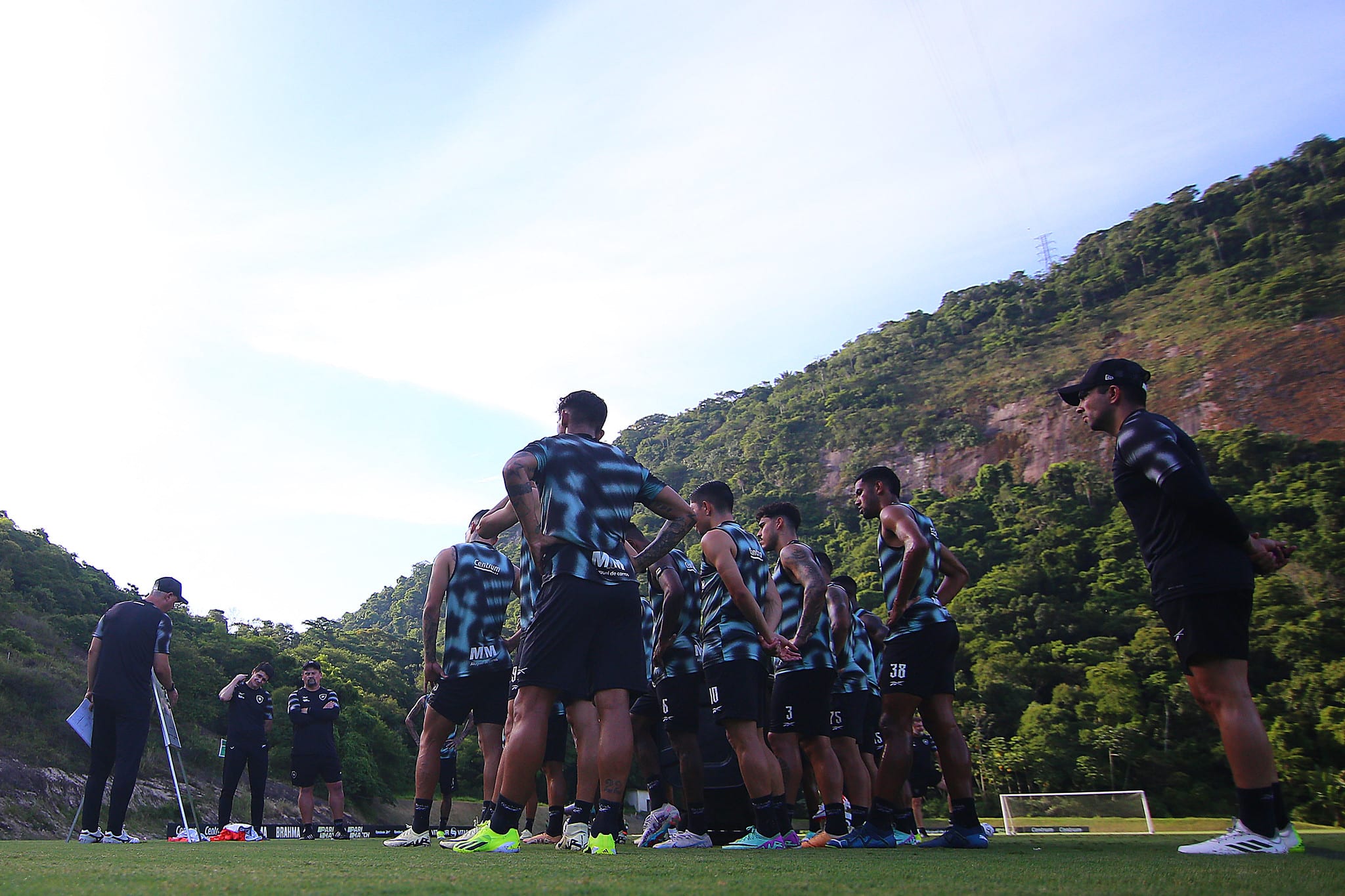 Botafogo encara o Volta Redonda, pelo Carioca, mas o que interessa na noite &eacute;: quem vem a&iacute; pela Libertadores?