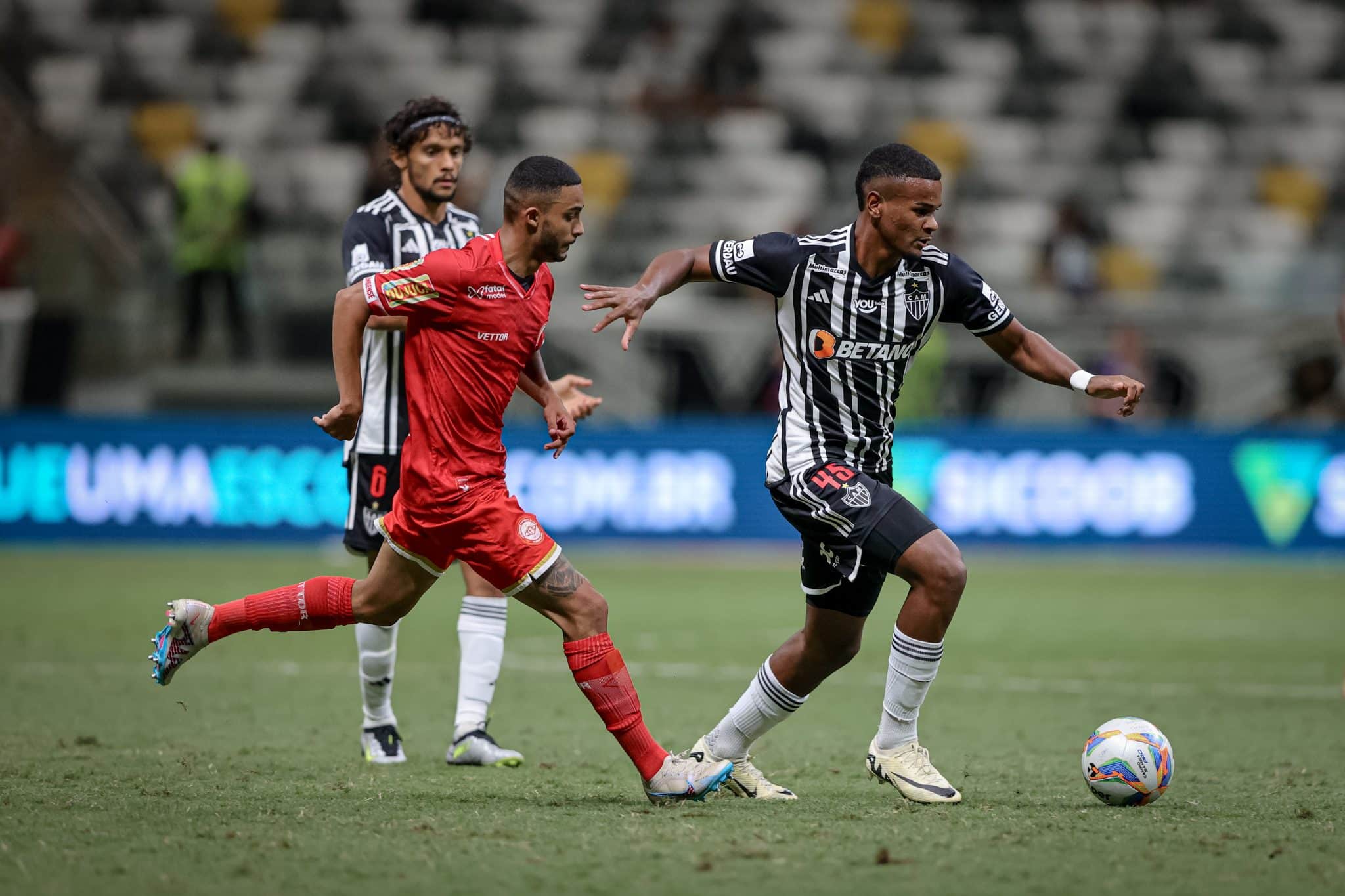 Quem diria? Alisson entra e muda o jogo, mas Atl&eacute;tico-MG ainda ficou s&oacute; no empatou contra o Tombense