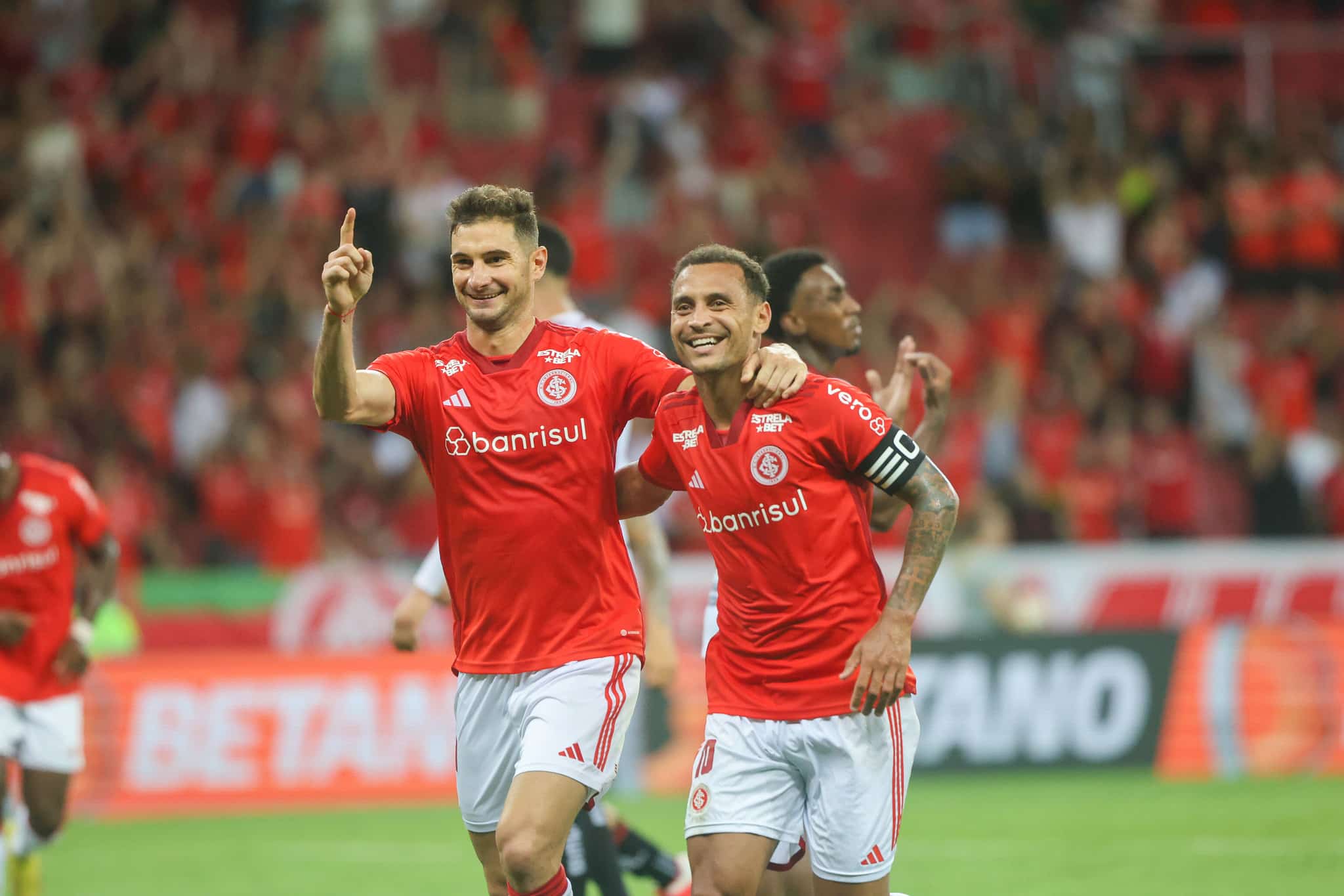 Internacional d&aacute; show no primeiro tempo, vence o Brasil e garante classifica&ccedil;&atilde;o antecipada no Gauch&atilde;o