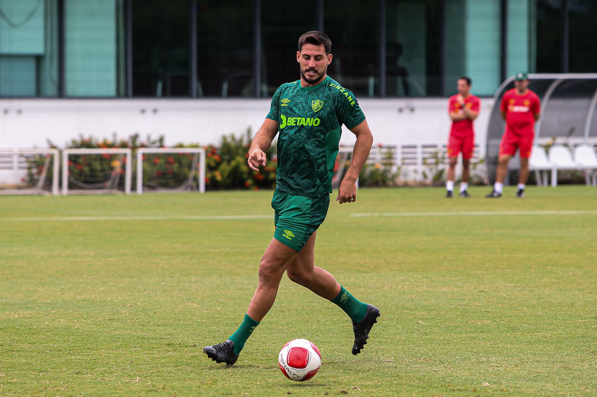 Gabriel Pires pode ser mais um jogador a mudar de posi&ccedil;&atilde;o com Fernando Diniz no Fluminense - Foto: MARCELO GON&Ccedil;ALVES / FLUMINENSE F.C.