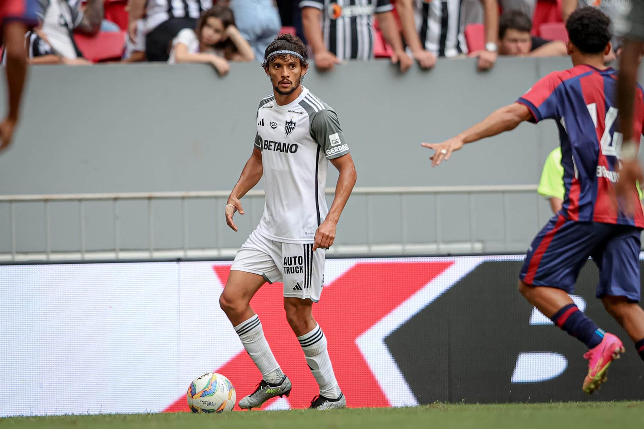 Scarpa na esquerda atrapalhou o Atl&eacute;tico-MG e o jogador, que pediu a Felip&atilde;o para mudar de lado e j&aacute; colhe frutos