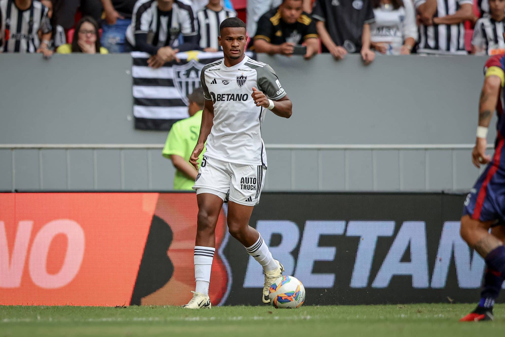 No mundo ideal, os jovens entram em campo &lsquo;sem responsabilidade&rsquo;, como deseja Felip&atilde;o, mas n&atilde;o &eacute; o caso do Atl&eacute;tico-MG