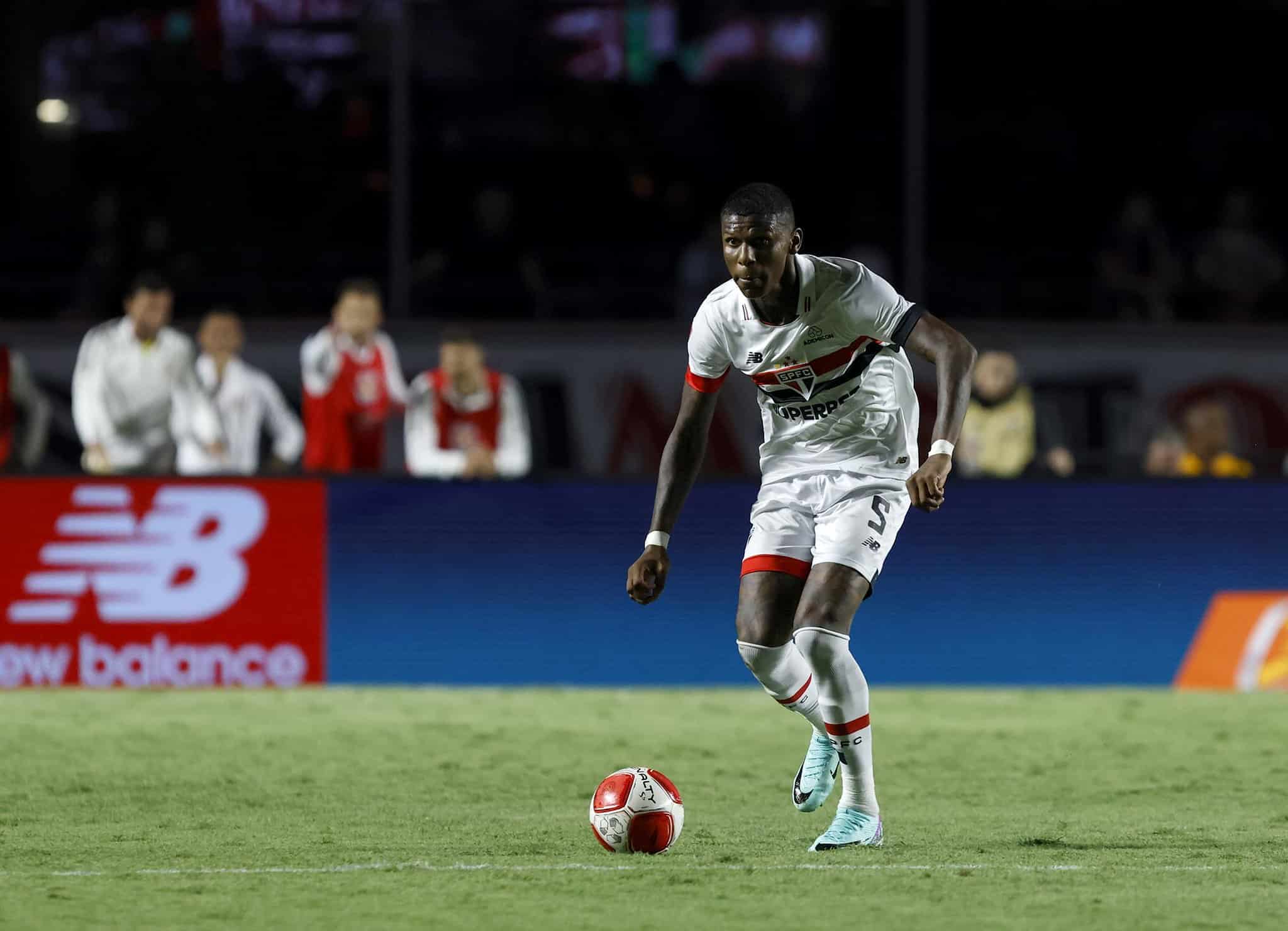 S&atilde;o Paulo j&aacute; n&atilde;o tinha laterais, e agora perde dupla de zaga titular enquanto defesa n&atilde;o&nbsp;para&nbsp;de&nbsp;vazar