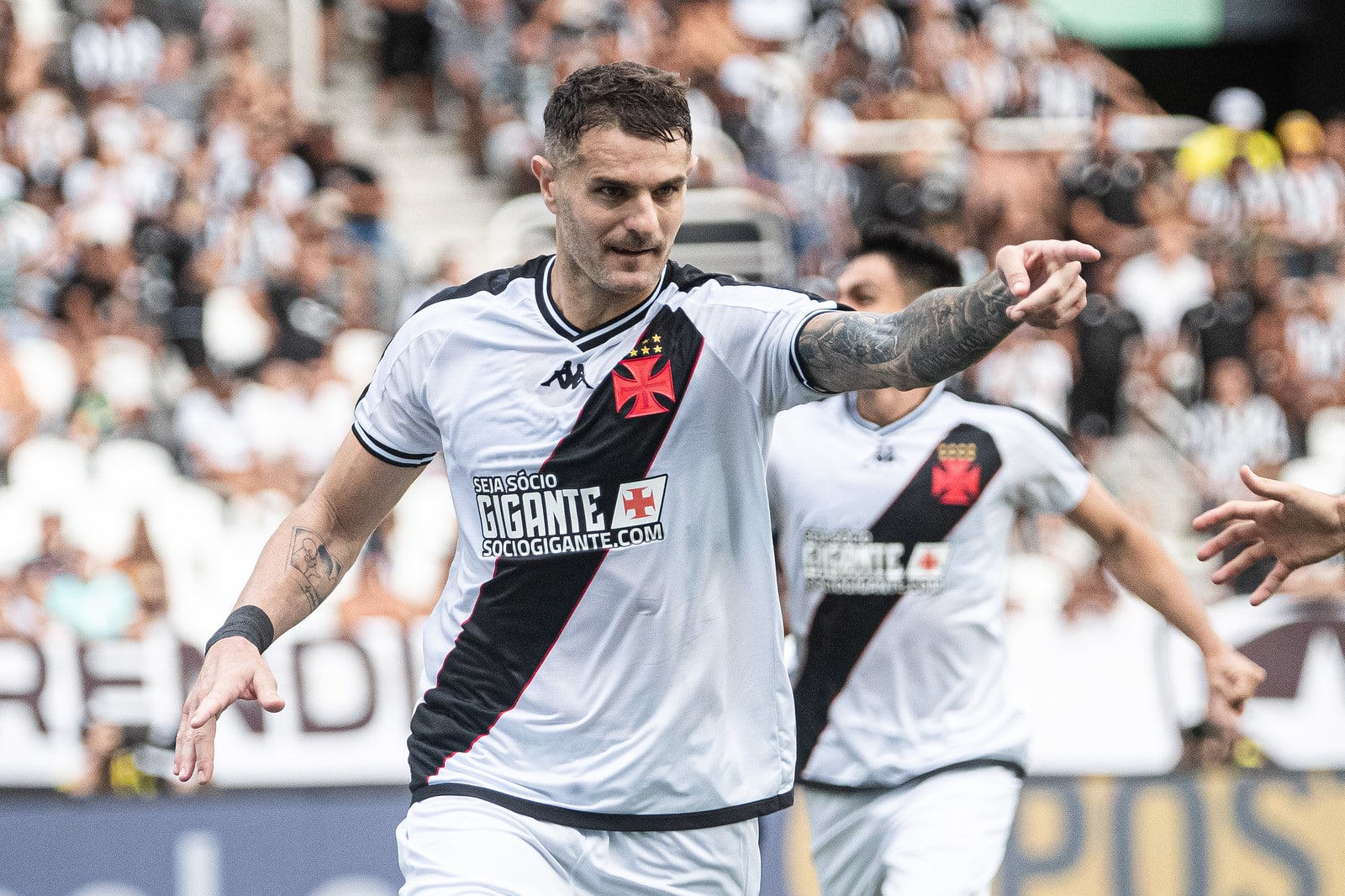Vasco afasta especula&ccedil;&otilde;es e anuncia renova&ccedil;&atilde;o de contrato com Vegetti
