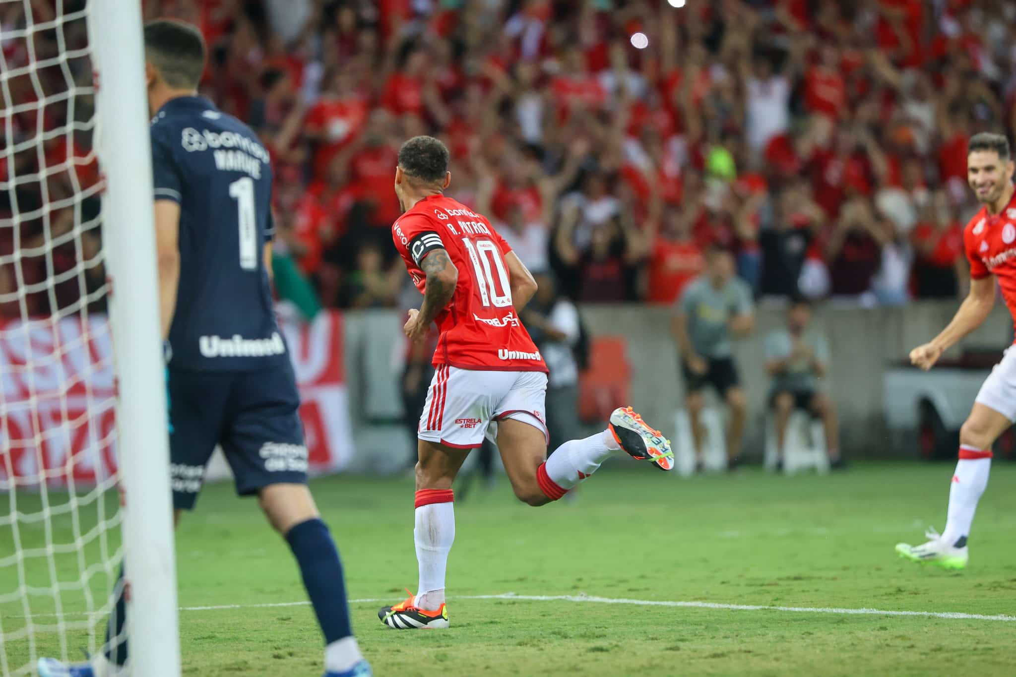 Em jogo acirrado e pol&ecirc;mico, Internacional vira nos acr&eacute;scimos sobre o Gr&ecirc;mio e vence primeiro Gre-Nal da temporada