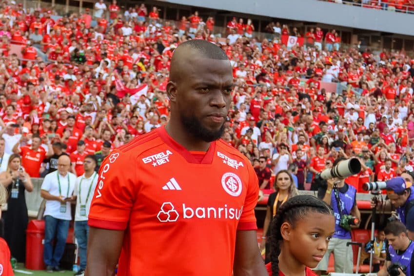 Carrinho de Bustos no aquecimento tira Enner Valencia da estreia do Internacional na Copa do Brasil