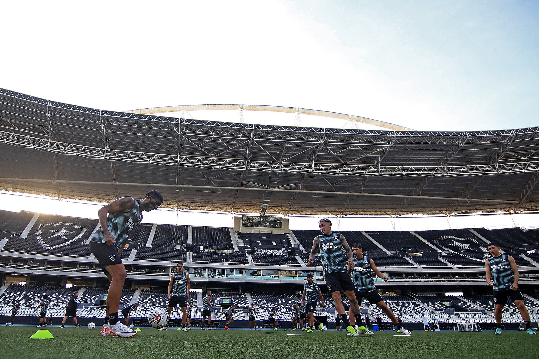 Ainda com t&eacute;cnico interino, Botafogo tenta manter vivo o sonho da fase de grupos da Libertadores