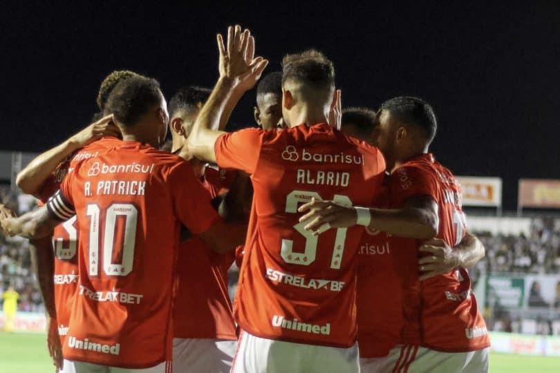 Internacional se aproveita de escanteios para bater o ASA e avançar na Copa do Brasil