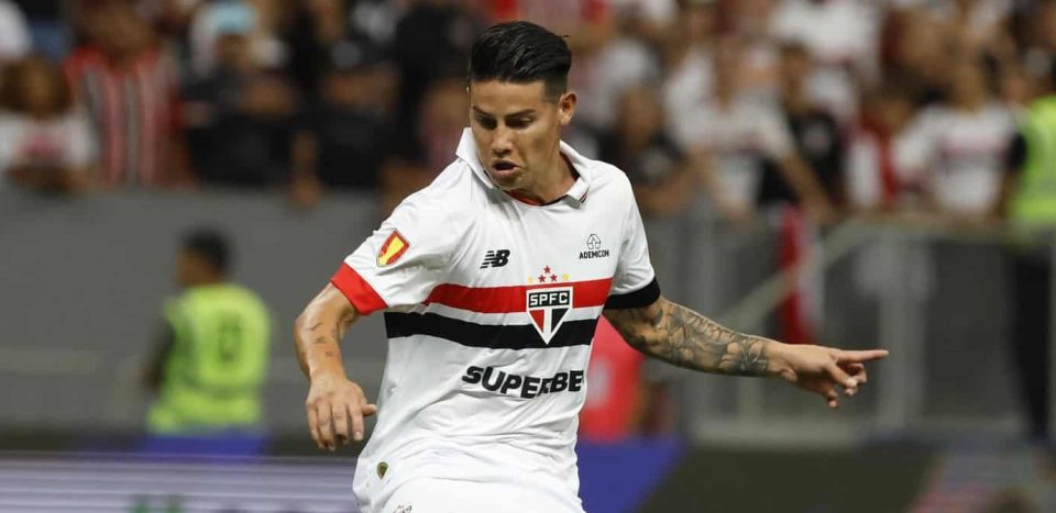 São Paulo enfim volta a vencer com gol e assistência de James, mas ajuda Corinthians no Paulista