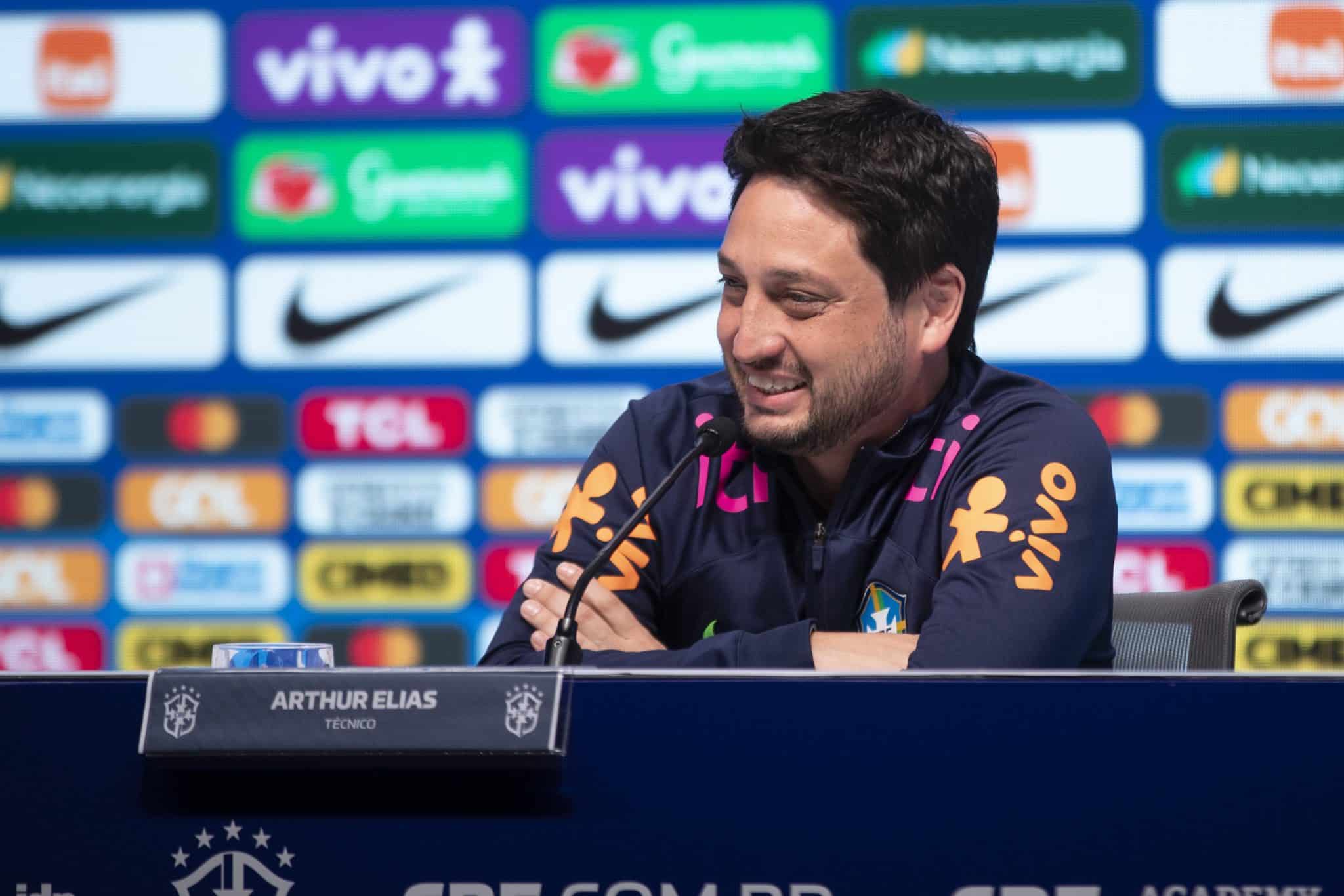 &lsquo;Pode mudar bastante&rsquo;: sem base da Sele&ccedil;&atilde;o definida para Paris-2024, Arthur Elias promete chance a novatas