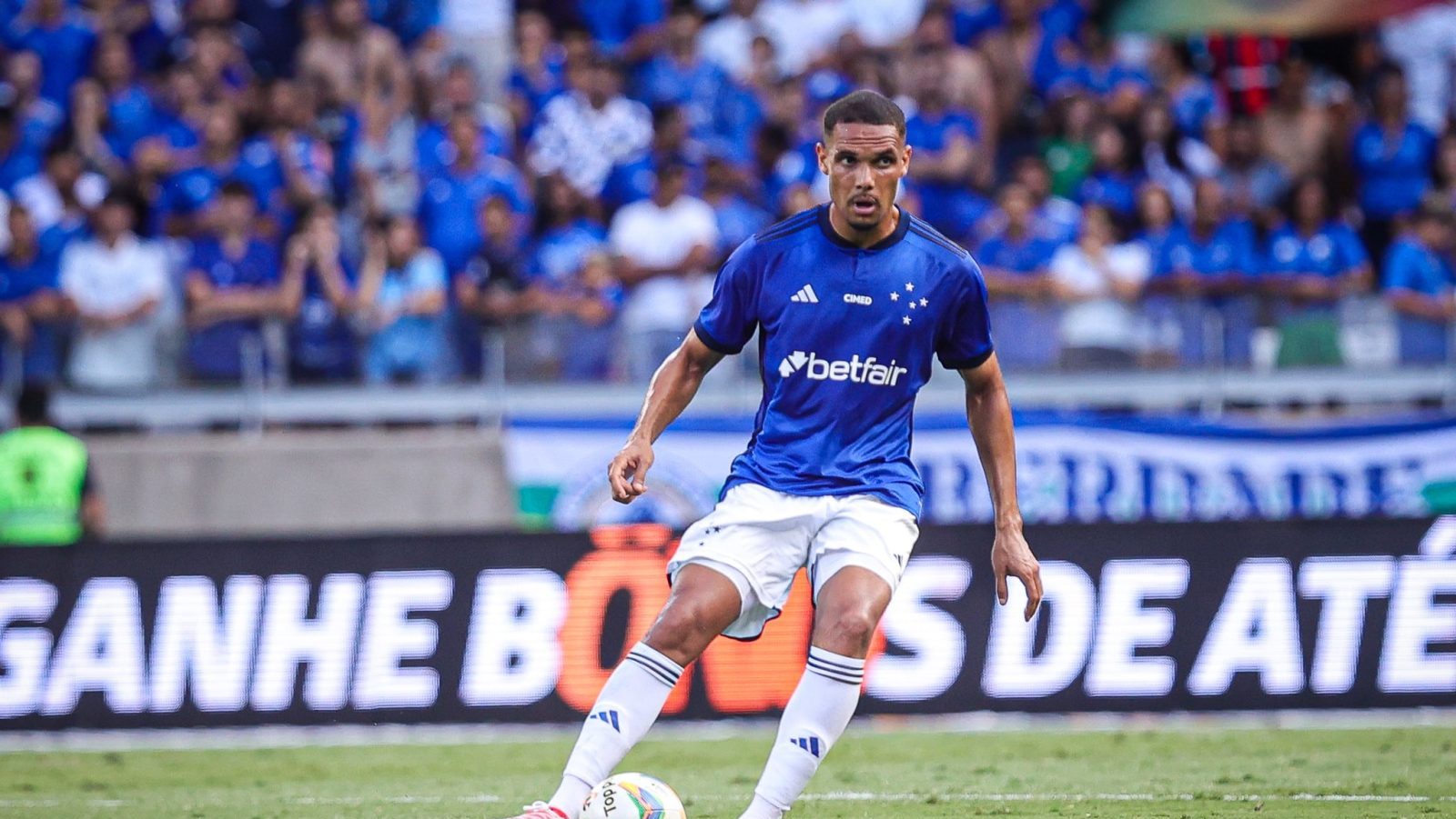 Titular sempre que dispon&iacute;vel, Neris parece ter a prefer&ecirc;ncia de Larcam&oacute;n no Cruzeiro