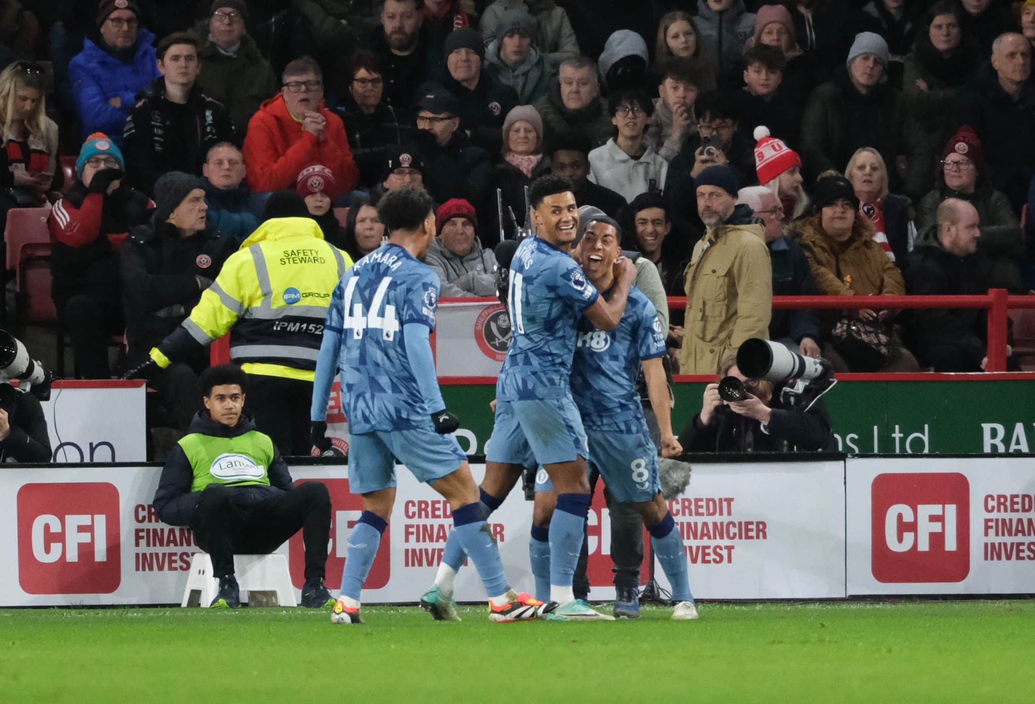 Aston Villa passeia no primeiro tempo, tira o p&eacute; no segundo e goleia o Sheffield na Premier League