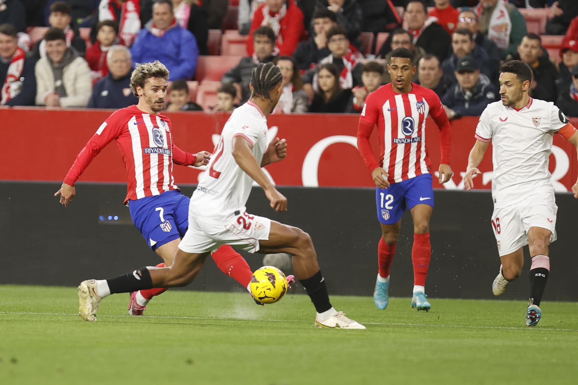 Sevilla mostra vontade, muita garra em campo, bate o Atl&eacute;tico de Madrid e vai fugindo da queda