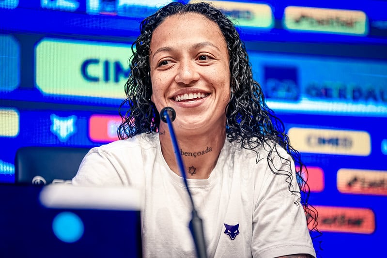 Byanca Brasil esbanjou carisma na coletiva, mas falou s&eacute;rio quando preciso, trazendo algumas experi&ecirc;ncias ruins que passou noutros clubes