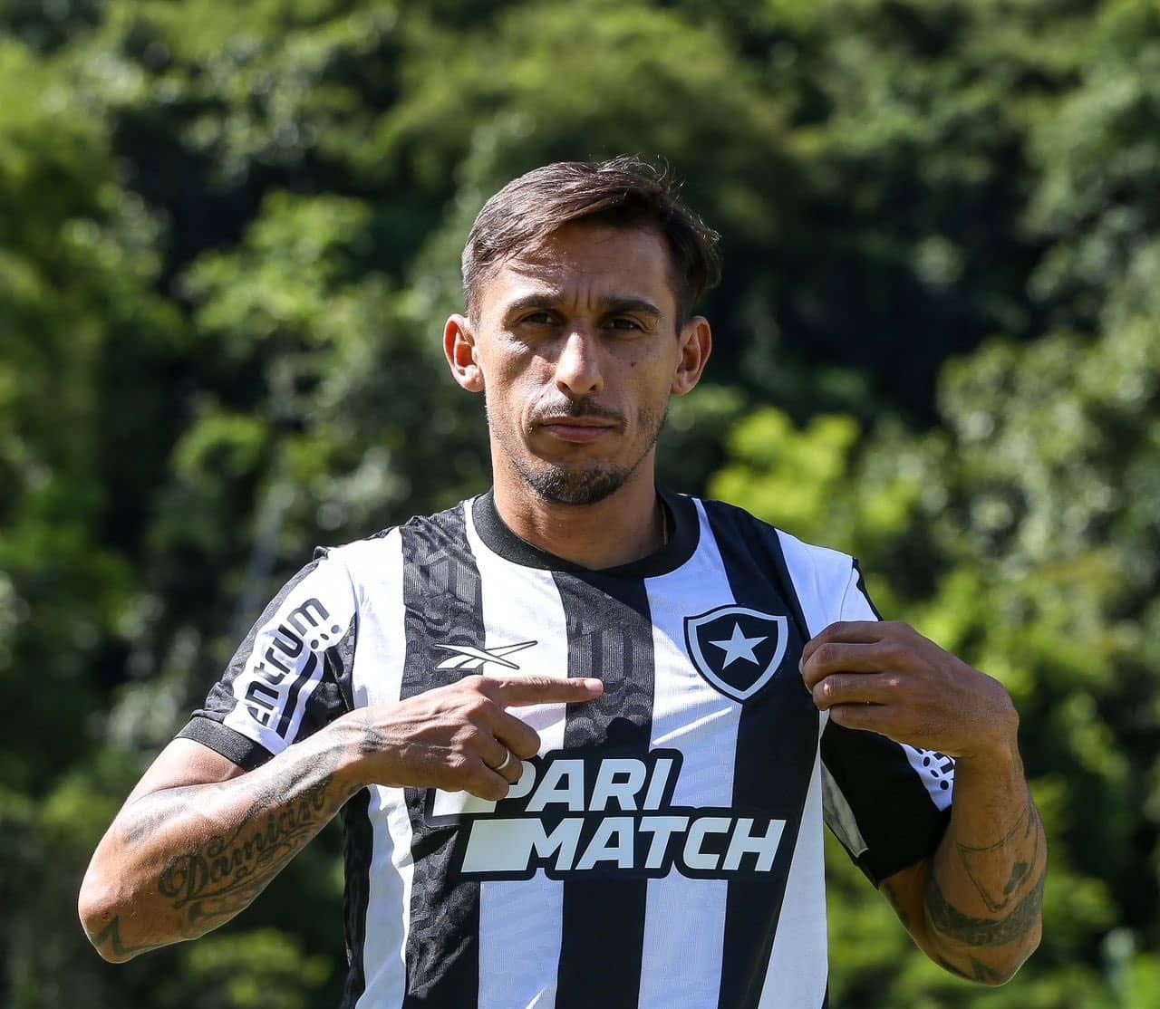 Com Dami&aacute;n Su&aacute;rez, Botafogo volta a ter nove estrangeiros; veja quantos podem atuar em cada competi&ccedil;&atilde;o