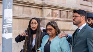 M&atilde;e de Daniel Alves fala ap&oacute;s primeiro dia de julgamento do filho