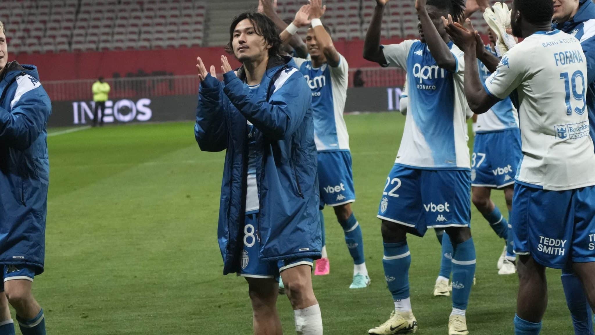 Foto da canela de Minamino ap&oacute;s entrada de Dante choca