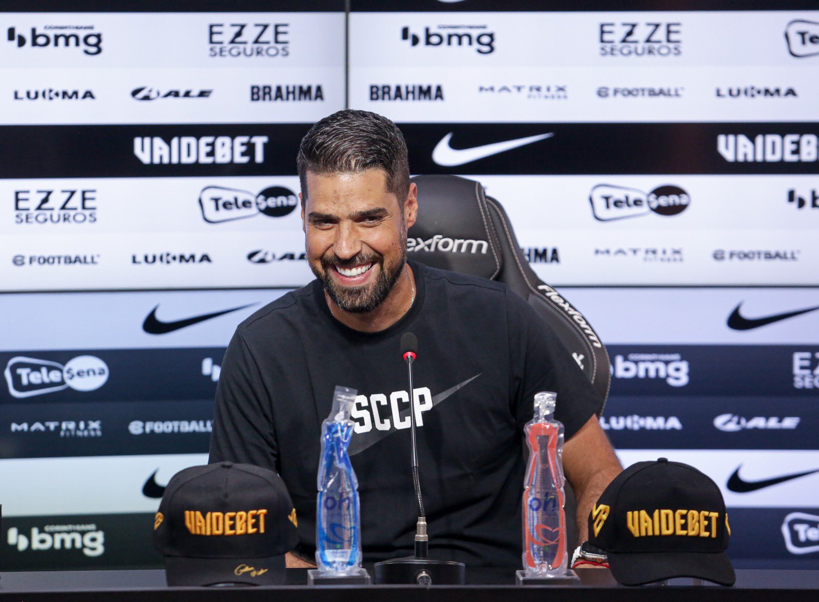 Desafiador e corajoso, Ant&oacute;nio Oliveira j&aacute; chegou em casa no Corinthians